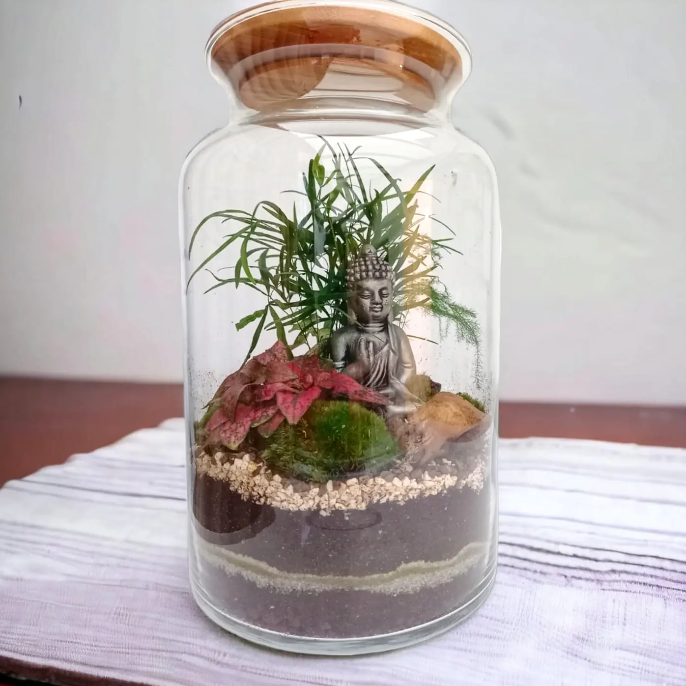 terrarium de plantes avec bouddha 