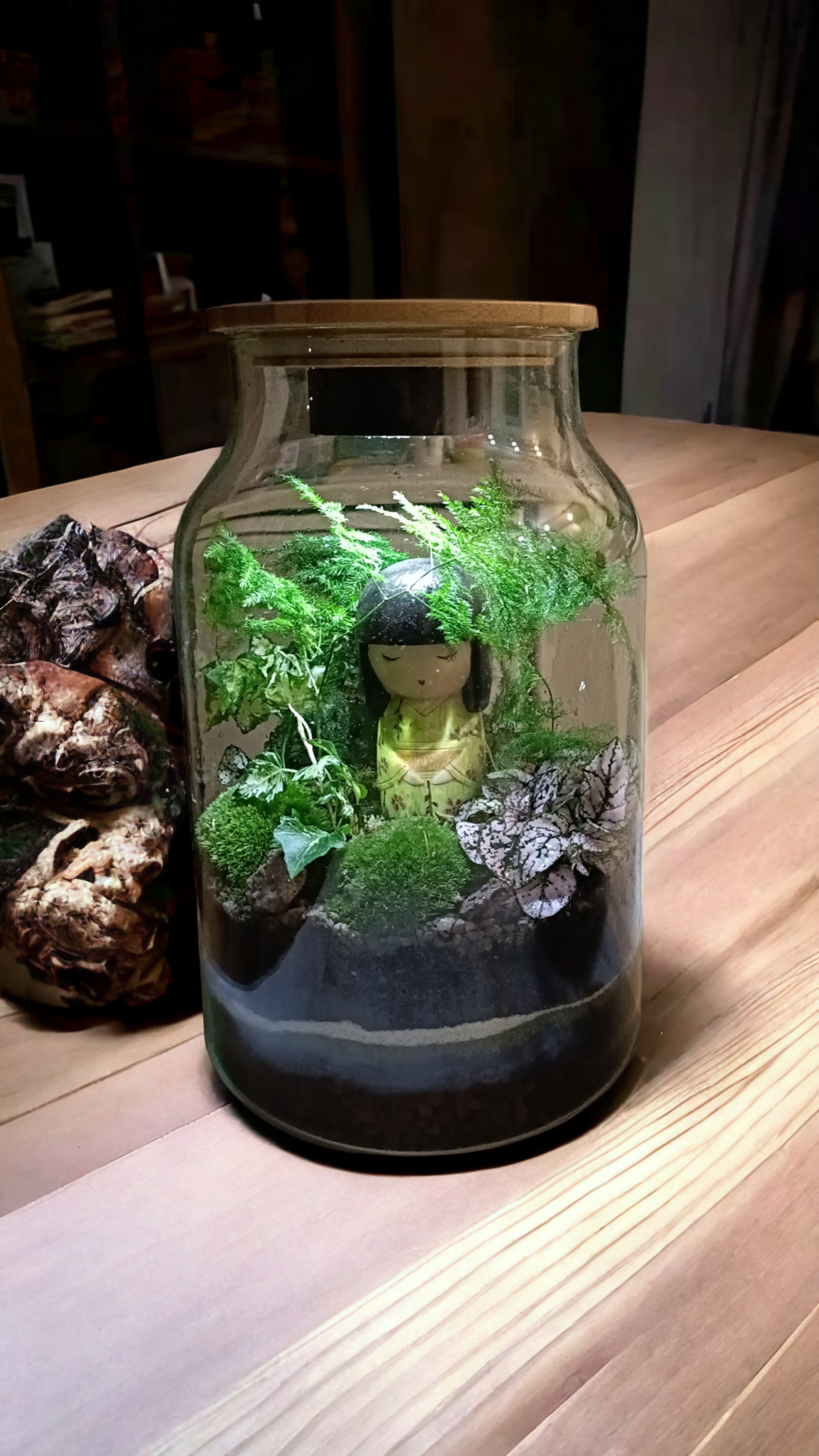 Terrarium avec poupée Kokeshi